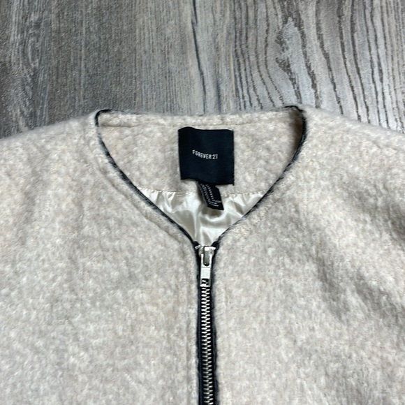 Forever 21 Women’s Juniors Cream and Black Zip Up Felt Jacket, size medium - Picture 6 of 13